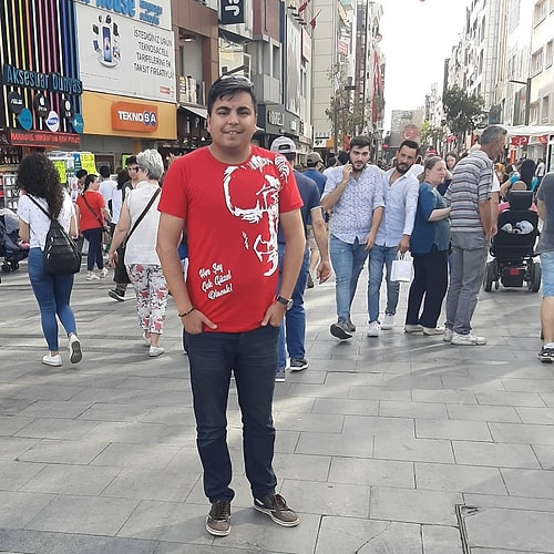 Mevcut medya sektöründen rahatsız olup "Yok mu kardeşim her şeyi olduğu gibi aktaracak birileri?" derken bu iki insanla tanıştık. Biri Halk Ekranı muhabiri Gonca Ukşul diğeri ise İlave Tv muhabiri Arif Kocabıyık.