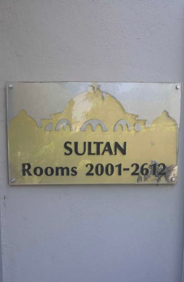 5. Поехали с девочками в Турцию отдохнуть, приезжаем такие в отель, как вдруг: