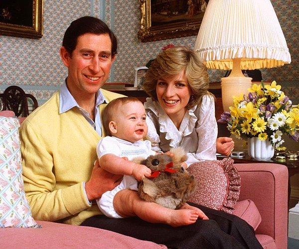 Önce Prens William'ın hikayesiyle başlayalım; Charles ve Diana'nın ilk oğluyla.