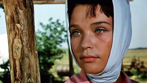 1. Какая актриса сыграла главную женскую роль в фильме "Стряпуха"?