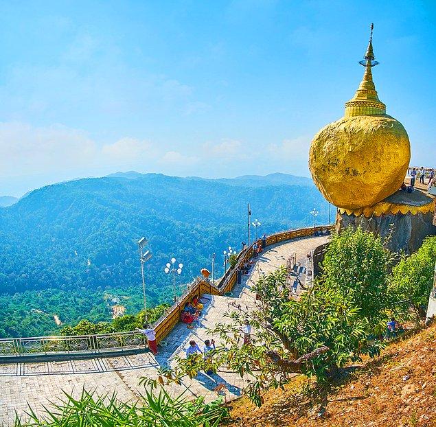 Myanmar'daki altın kaya
