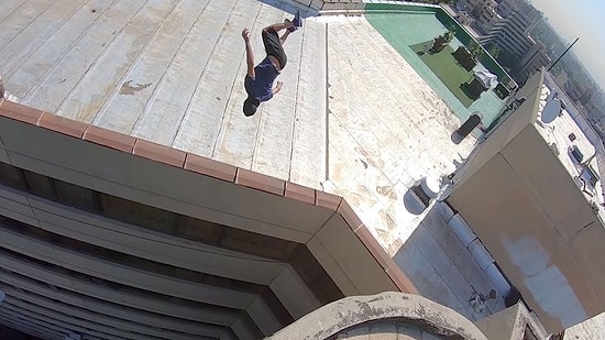 Yüzlerce Metre Yükseklikte Ters Takla Atarak Karşı Binaya Geçen Çılgın Adam!