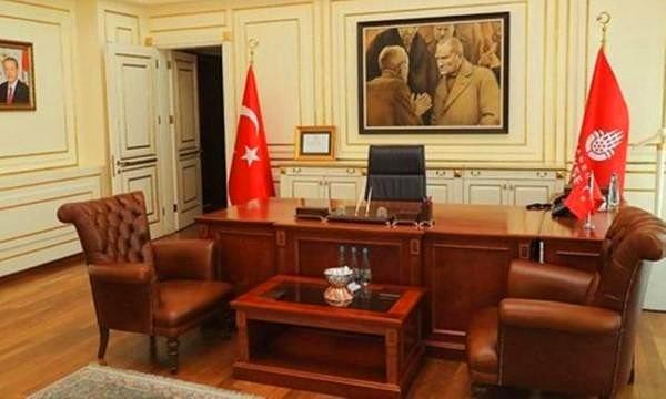 Ekrem İmamoğlu, 31 Mart seçimlerinde Belediye Başkanlığı makamına oturduğu zaman ilk işi bu arkada görmüş olduğunuz Atatürk tablosunu asmaktı.