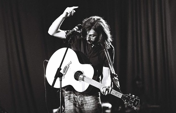 Her Şeye Rağmen Bu Yeryüzünde Şarkılar Söyledik: Kazım Koyuncu Ölümünün 14. Yıl Dönümünde Anılıyor