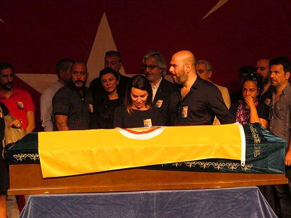 Usta Oyuncu için önce Kadıköy Haldun Taner Sahnesi'nde tören düzenlenmiş, ardından da naaşı Kadıköy Moda Camii'ne getirilmişti.