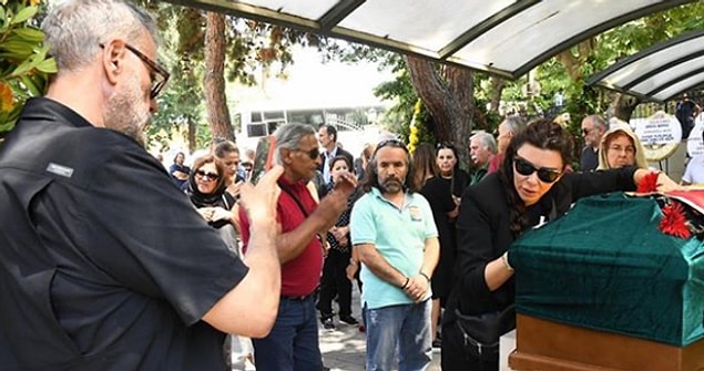 Hamdi Alkan, tabuta kapanıp gözyaşı döken eşi Görgüzel'in fotoğrafını çekmeyi ihmal etmedi!