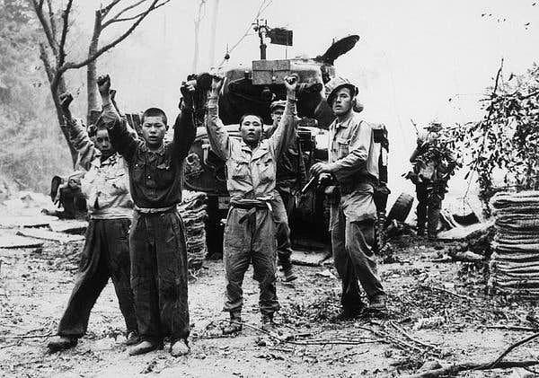 1950 - Sovyetler Birliği'nce desteklenen Kuzey Kore Orduları Güney Kore'ye saldırdı. Kore Savaşı başladı.