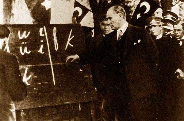 1928 - Yeni Türk alfabesini hazırlamak amacıyla kurulan Dil Encümeni, ilk toplantısını Ankara'da yaptı.