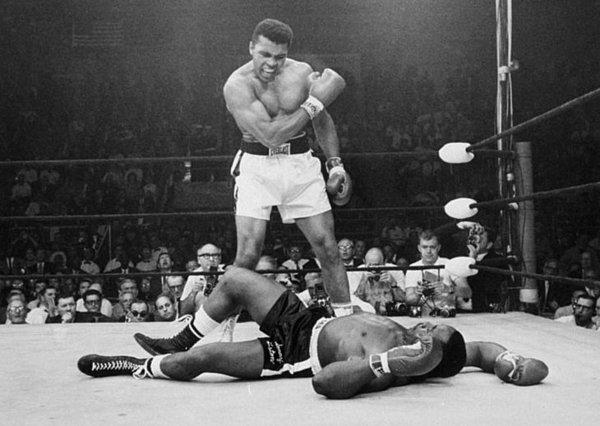 1979 - Muhammet Ali, boksu bıraktığını açıkladı.
