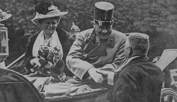 1914 - Avusturya Arşidükü Franz Ferdinand ve karısı Sophia'nın, Gavrilo Princip adlı bir Sırp milliyetçisi tarafından öldürülmesi üzerine I. Dünya Savaşı başladı.