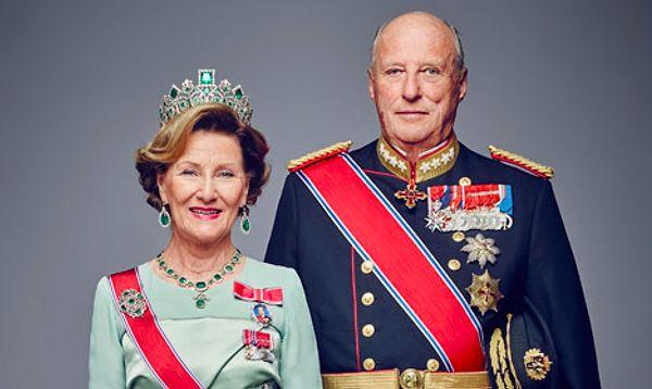 2. Norveç Kralı Harald, hayatının aşkı olarak tanımladığı bir kumaş tüccarı kızıyla evlenmediği sürece, ömrü boyunca bekar kalmaya yemin etmişti. İkili daha sonra Norveç hükümetinin yardımıyla evlendi ve tüccarın kızı Norveç Kraliçesi oldu.