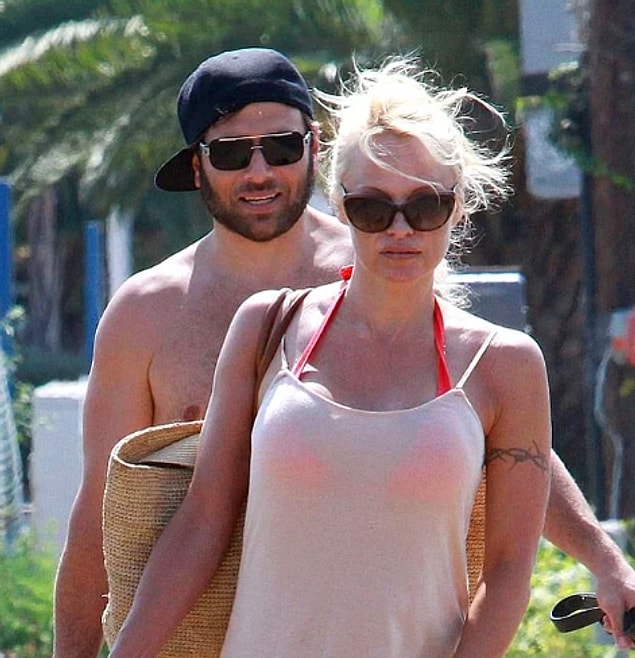 Belki de bir yanlışlık vardır, çünkü Pamela, Rick Salomon ile iki kez evlenmişti ve evlilikleri ikisinde de yürümemişti.