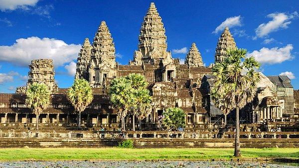 9. Angkor Wat, Kamboçya'nın Angkor şehrinde, 1 milyon 626 bin metrekarelik bir alana kurulmuş dünyadaki en büyük ibadethanelerden birisi.