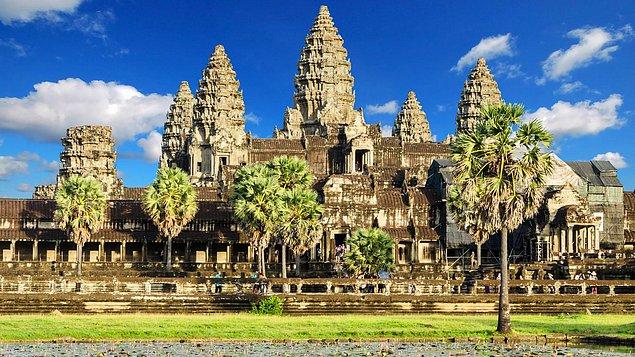 9. Angkor Wat, Kamboçya'nın Angkor şehrinde, 1 milyon 626 bin metrekarelik bir alana kurulmuş dünyadaki en büyük ibadethanelerden birisi.