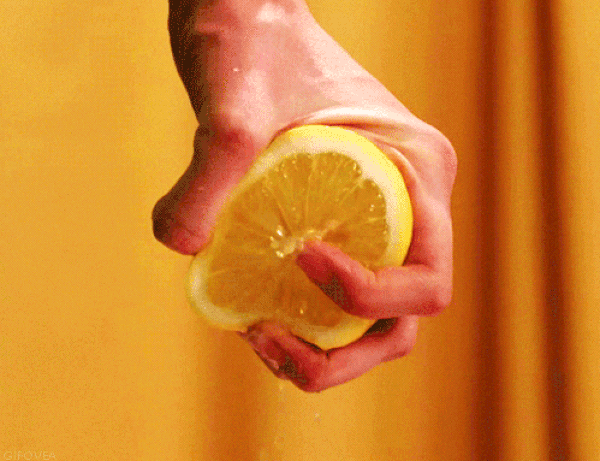 5. Tırnaklarınızı güçlendirmek için limonu doğrudan tırnaklarınıza sürebilirsiniz veya manikür suyunuza sıkabilirsiniz.