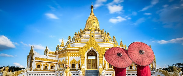 8. Какой цвет на азиатских флагах символизирует буддизм?