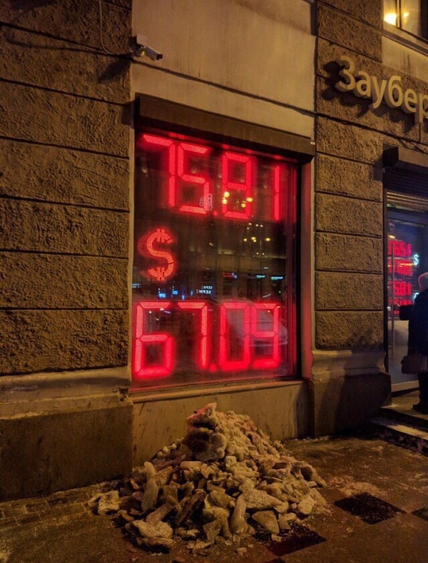 8. Таблички на зданиях запретили, а внутри окон - нет!