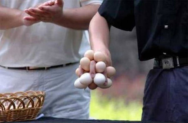 2. Когда купил десяток яиц, но за пакет платить отказался