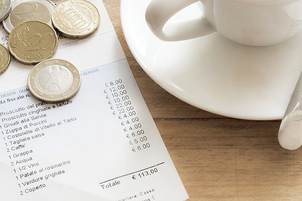 10. Три человека разделили счет ресторана поровну. Их блюда стоили 15.5, 17.00 и 16.50 долларов, а напитки - 24,98 долларов. Они оставили 10% чаевых. Сколько заплатил каждый из них?