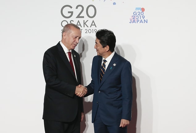 Japonya Başbakanı Abe, konuk liderleri fuar merkezi önünde hazırlanan platformda karşıladı.
