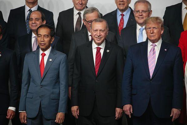 Cumhurbaşkanı Erdoğan aile fotoğrafında ABD Başkanı Donald Trump ve Endonezya Devlet Başkanı Joko Widodo ile yan yana durdu.