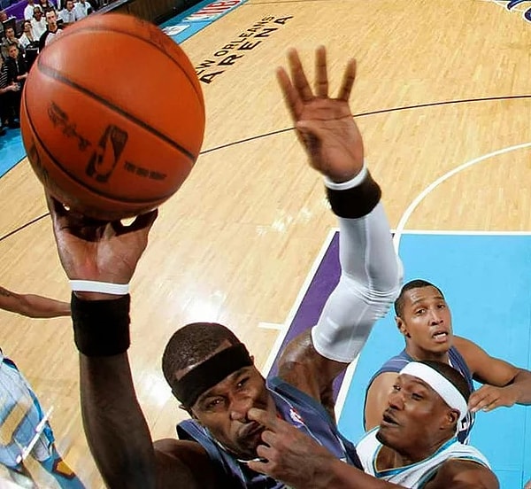 7. "Погоди, братишка, у тебя тут козявка застряла, дай вытащу"