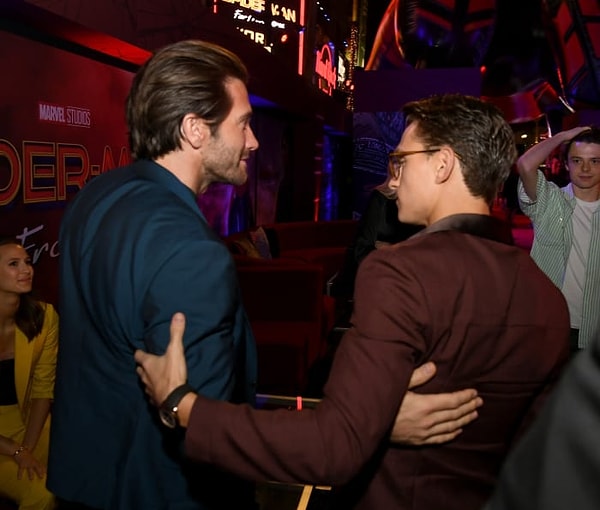 3. Моя реакция на это фото - парень на заднем фоне 😍