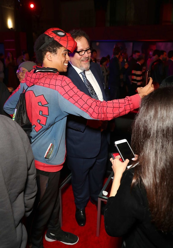 9. Даже Джон Фавро заделал селфи с Человеком-пауком. Как вы уже поняли, мы не шутили, когда сказали, что паучков на премьере было немало