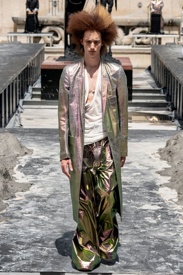 Вдохновленный своими мексиканскими корнями, Рик Оуэнс создал образы, напоминающие скорее гостей из будущего, нежели жителей Северной Америки.