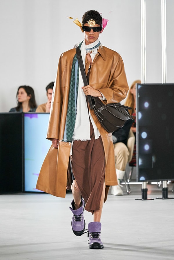 В коллекции для испанского модного дома Лоэвэ Джонатан Андерсон также стирает гендерные границы и облачает большинство мужчин в летящие юбки.