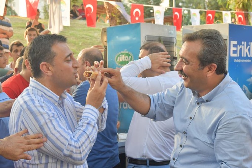 Çukurova Belediye Başkanı Çetin, 23 Haziran'da İstanbul'a Oy Vermek İçin Giden Adanalılara Mangal Yaptı, Kebabı Elleriyle Yedirdi