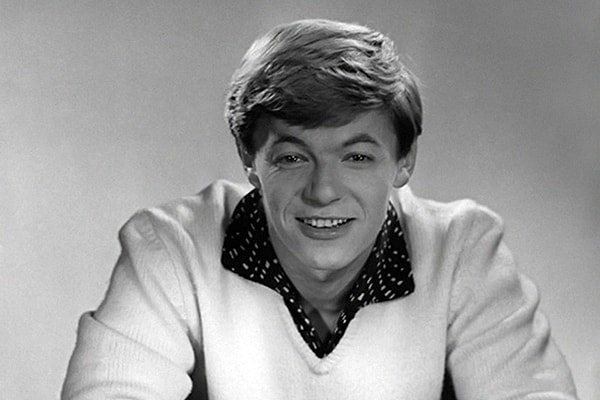 5. Кем служил главный герой фильма Виталия Мельникова — Збруев?