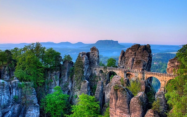 1. На чьем флаге есть черный цвет?