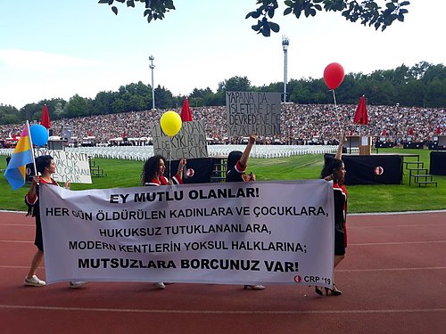 ODTÜ Yeniden Coştu! 2019 Mezuniyet Merasimine Birbirinden Yaratıcı Pankartlar Damga Vurdu