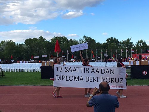 ODTÜ Yeniden Coştu! 2019 Mezuniyet Merasimine Birbirinden Yaratıcı Pankartlar Damga Vurdu