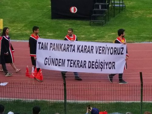 ODTÜ Yeniden Coştu! 2019 Mezuniyet Merasimine Birbirinden Yaratıcı Pankartlar Damga Vurdu