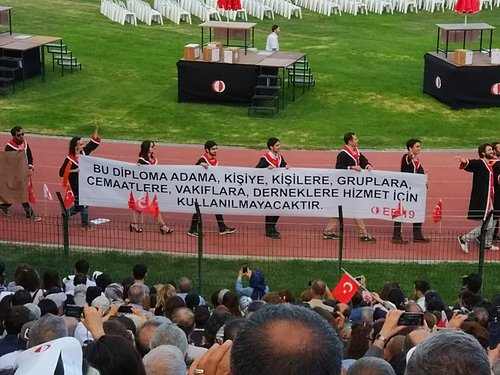 ODTÜ Yeniden Coştu! 2019 Mezuniyet Merasimine Birbirinden Yaratıcı Pankartlar Damga Vurdu