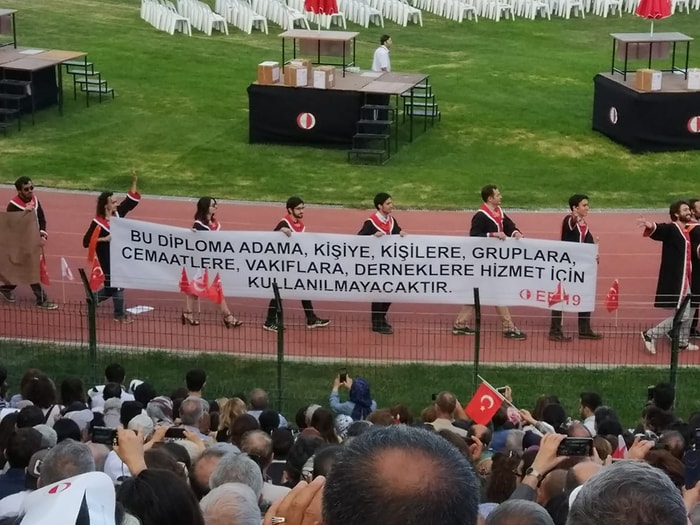 ODTÜ Yine Coştu! 2019 Mezuniyet Törenine Birbirinden Yaratıcı Pankartlar Damga Vurdu