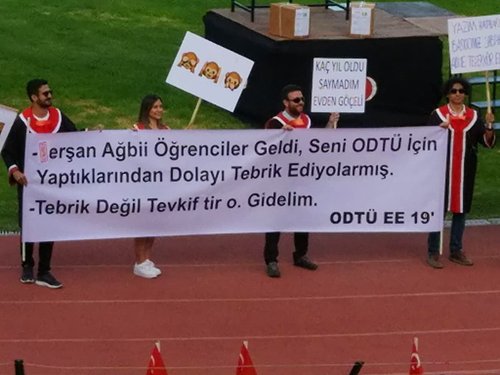 ODTÜ Yeniden Coştu! 2019 Mezuniyet Merasimine Birbirinden Yaratıcı Pankartlar Damga Vurdu