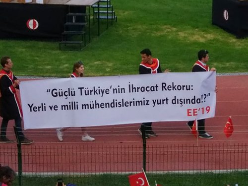 ODTÜ Yeniden Coştu! 2019 Mezuniyet Merasimine Birbirinden Yaratıcı Pankartlar Damga Vurdu