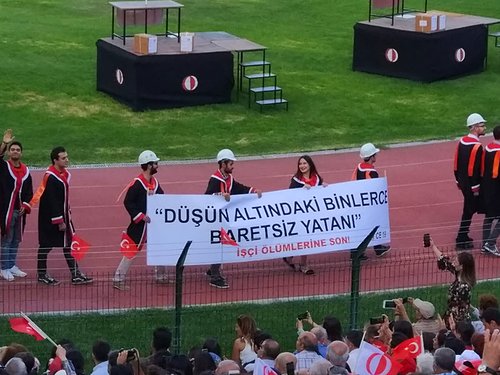 ODTÜ Yeniden Coştu! 2019 Mezuniyet Merasimine Birbirinden Yaratıcı Pankartlar Damga Vurdu