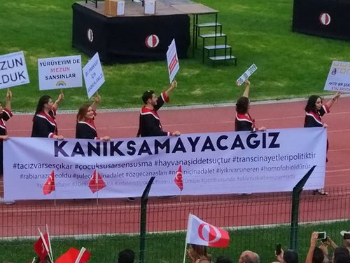 ODTÜ Yeniden Coştu! 2019 Mezuniyet Merasimine Birbirinden Yaratıcı Pankartlar Damga Vurdu