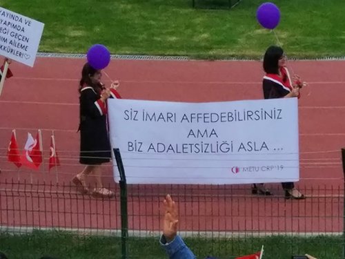 ODTÜ Yeniden Coştu! 2019 Mezuniyet Merasimine Birbirinden Yaratıcı Pankartlar Damga Vurdu