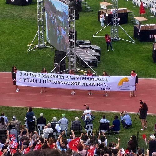 ODTÜ Yeniden Coştu! 2019 Mezuniyet Merasimine Birbirinden Yaratıcı Pankartlar Damga Vurdu