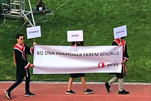 ODTÜ Yeniden Coştu! 2019 Mezuniyet Merasimine Birbirinden Yaratıcı Pankartlar Damga Vurdu