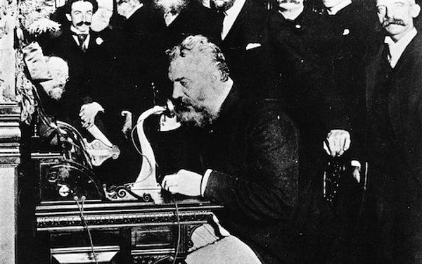 1881 - Dünyanın ilk uluslararası telefon konuşması, St. Stephen (New Brunswick) ve Calais (Maine) arasında yapıldı.