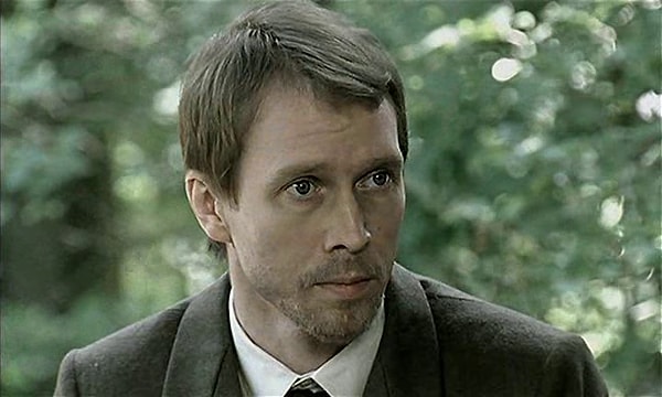 1. В конце ноября, в оттепель, часов в девять утра, поезд Петербургско-Варшавской железной дороги на всех парах подходил к Петербургу. Было так сыро и туманно, что насилу рассвело; в десяти шагах, вправо и влево от дороги, трудно было разглядеть хоть что-нибудь из окон вагона.