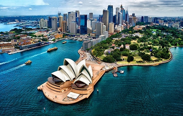 7. Какие океаны граничат с Австралией?