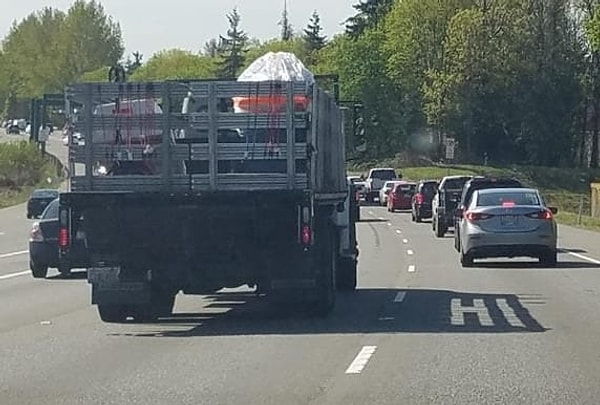 3. А эта тень просто здоровается 😁