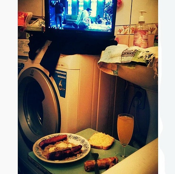 7. В ванной с едой лучше не рисковать, а вот вариант с табуреткой очень надёжный!